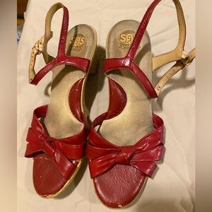 Vintage women’s red sandals with kitten heel!